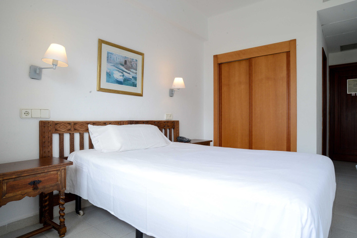 Room 8 of 48