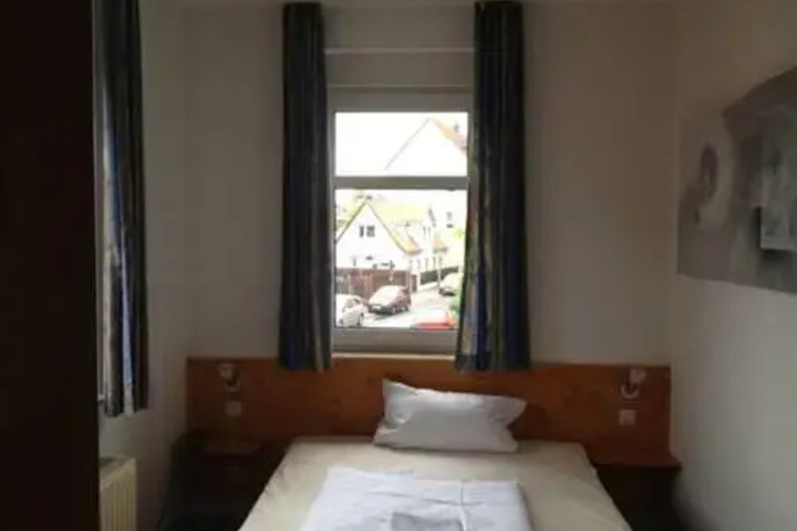 Room 4 of 10