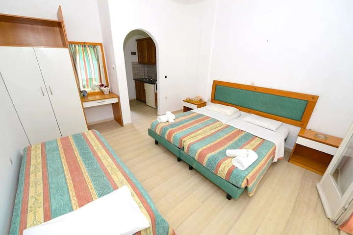 Room 4 of 18