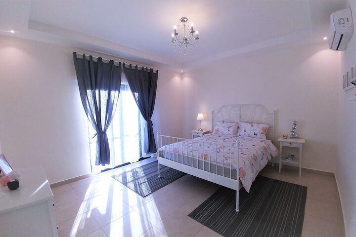 Room 12 of 127