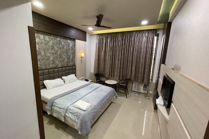 Room 2 of 8