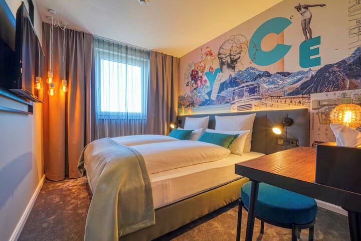 Room 15 of 32