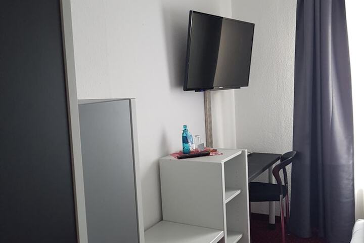 Room 25 of 48