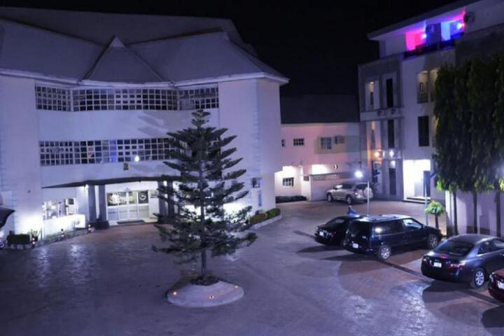 Golphins Suites