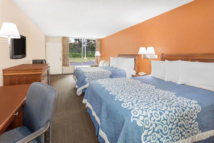 2 Queen Beds (2 of 4)