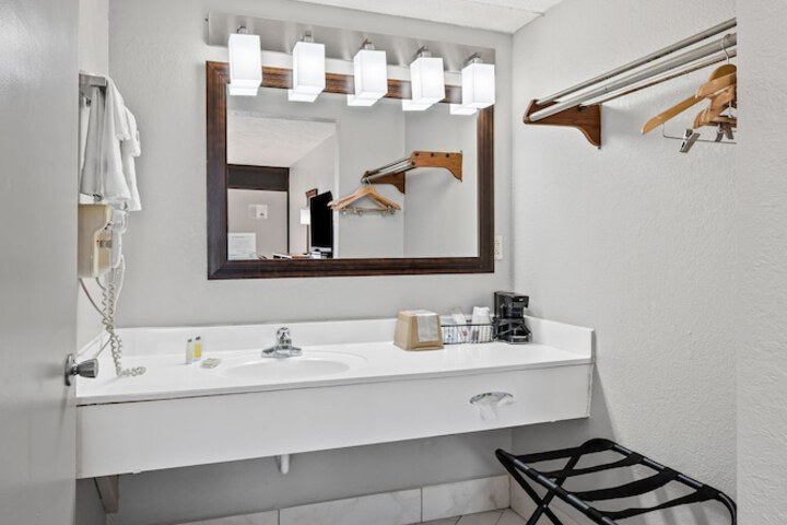 2 Double Beds Mobility Accessible Bathtub with Grab Bars (10 of 12)