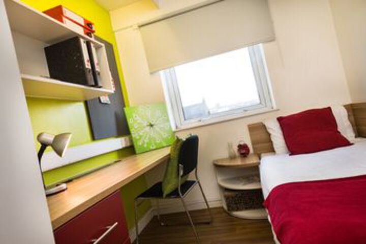 Room 4 of 8