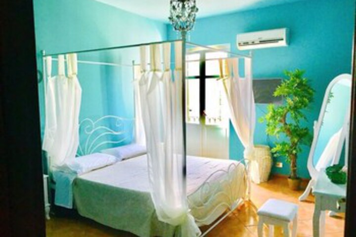 Room 13 of 27