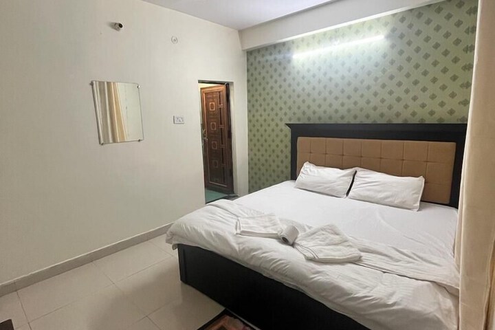 Room 5 of 15