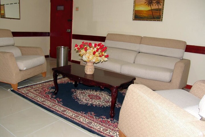 Lounge 12 of 14