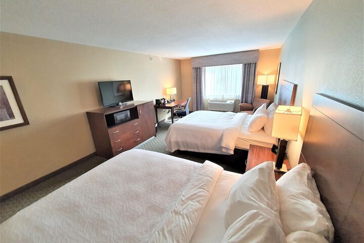 Standard Queen Bed Accessible (23 of 25)