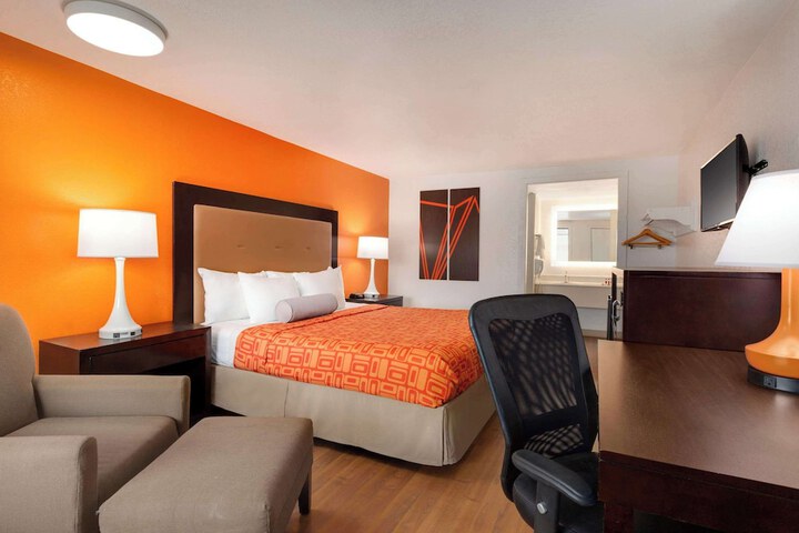 1 King Bed (10 of 14)