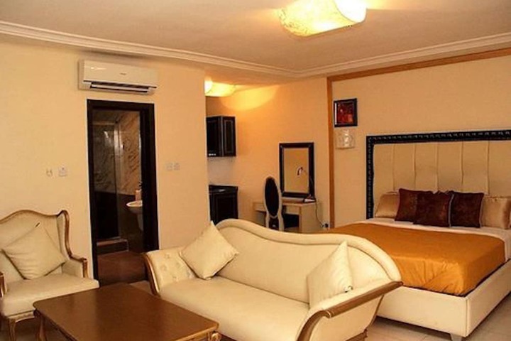 Room 10 of 33