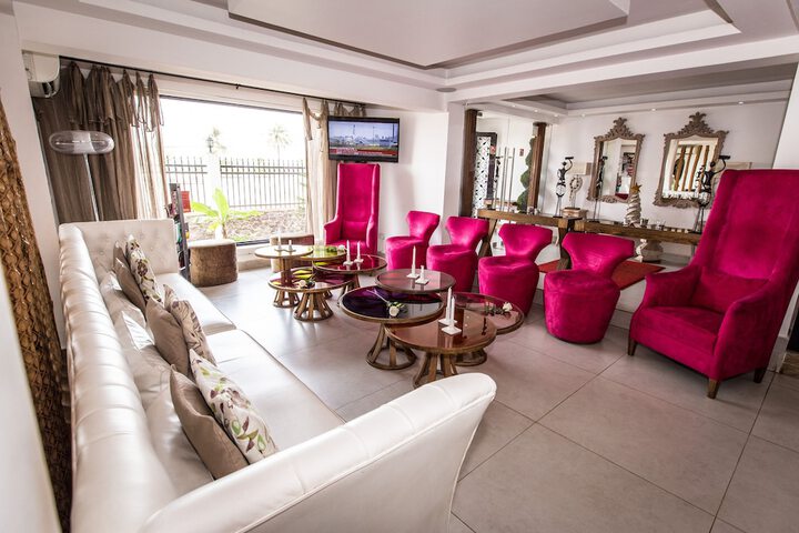 Lounge 34 of 42
