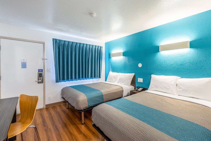 Deluxe Room 2 Double Beds Refrigerator, Microwave (6 of 7)