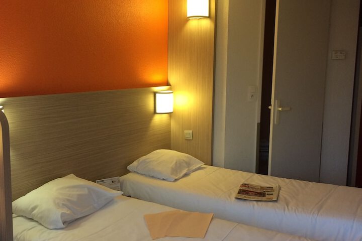 Room 2 of 32