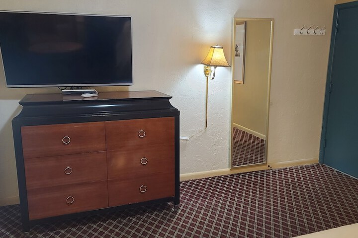 Room 8 of 18