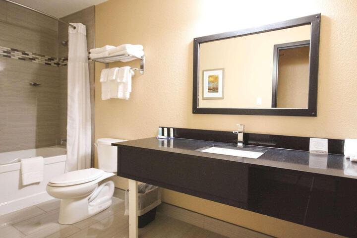2 Queen Beds Accessible (9 of 18)