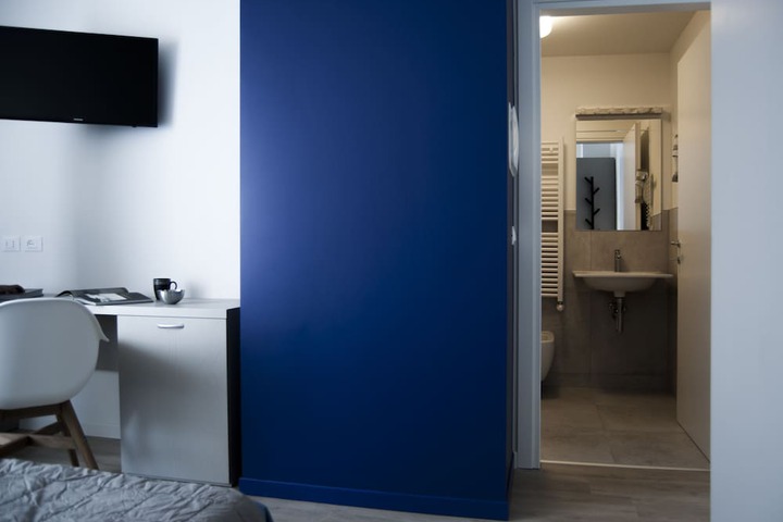 Room 10 of 102