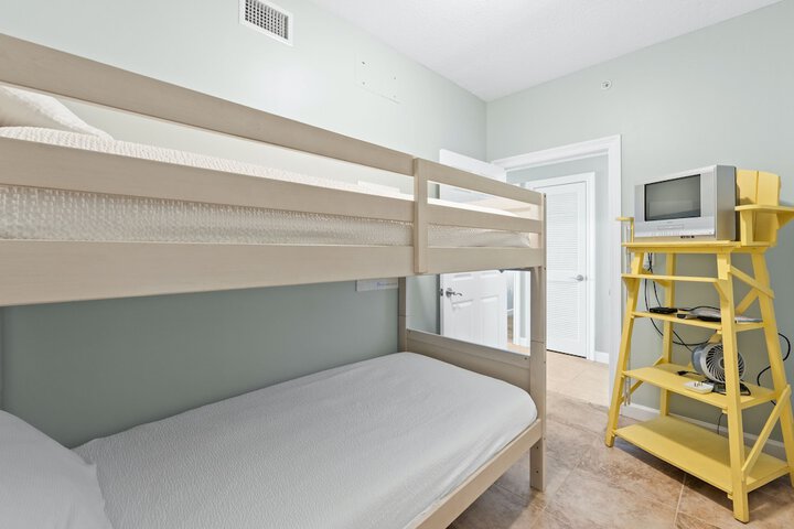Room 6 of 83