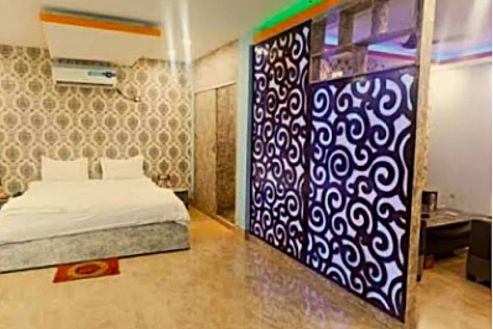 Room 13 of 20