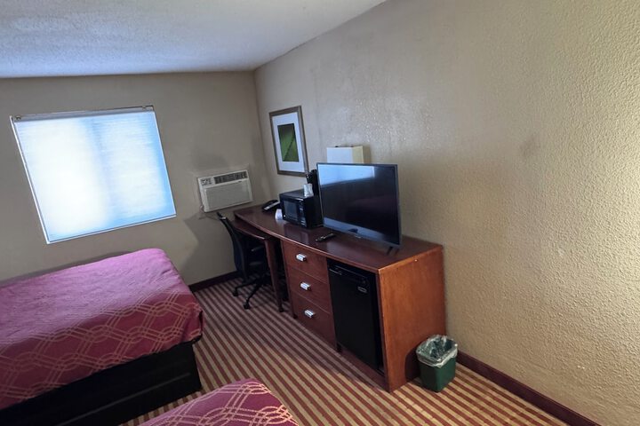 1 Queen Bed (22 of 30)