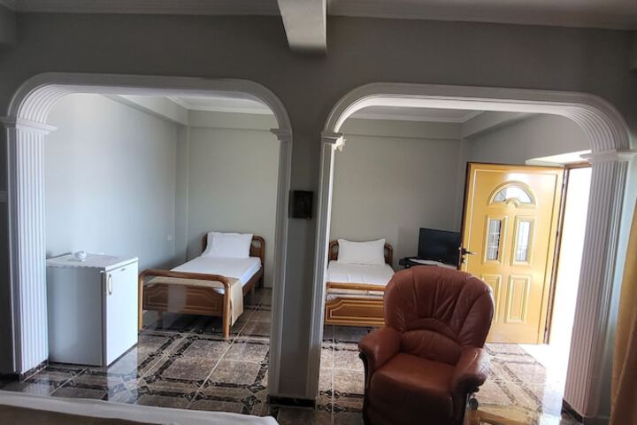 Room 5 of 9