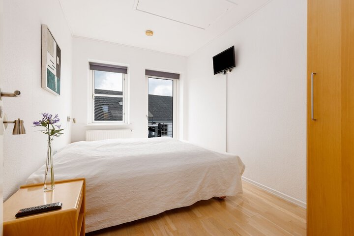 Room 6 of 13