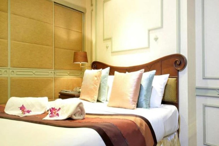 Room 6 of 28