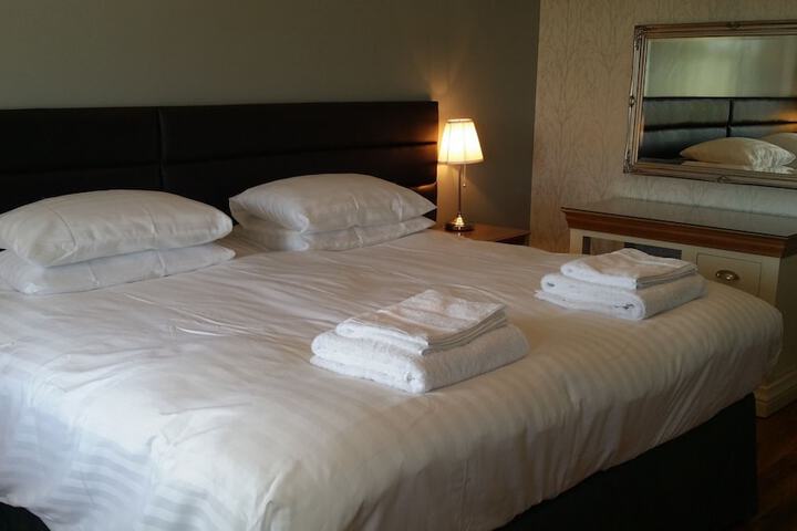 Room 3 of 77