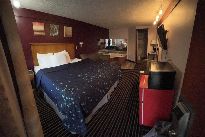 1 King Bed (6 of 24)