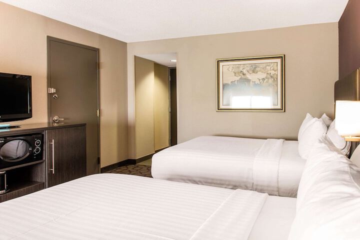 Queen Bed Accessible (18 of 19)