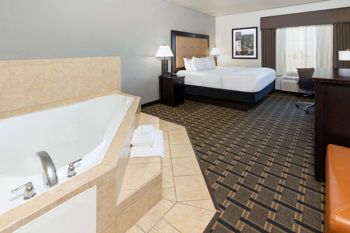 1 King Bed (2 of 17)