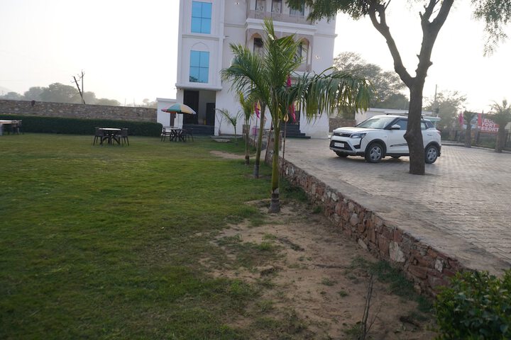 Hotel Exterior 72 of 73