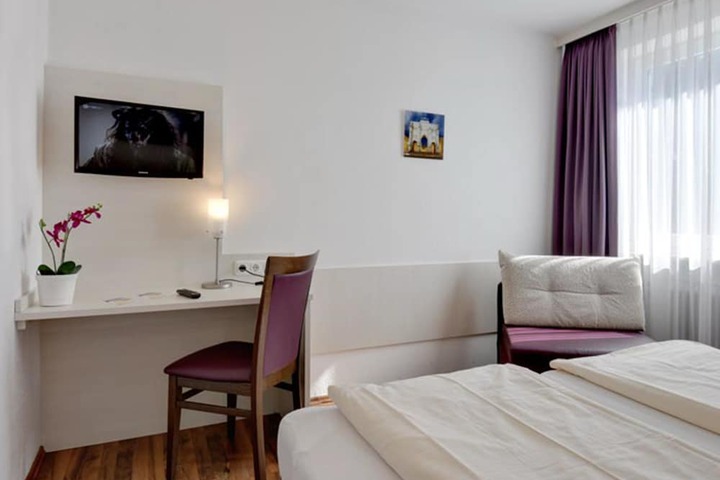 Room 9 of 62