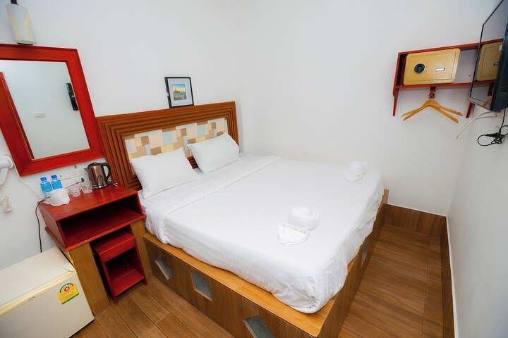 Room 2 of 103