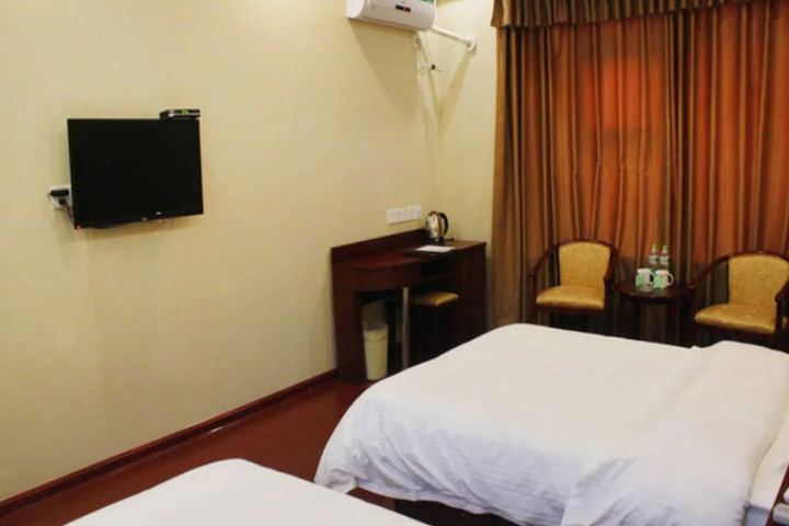 Room 4 of 9