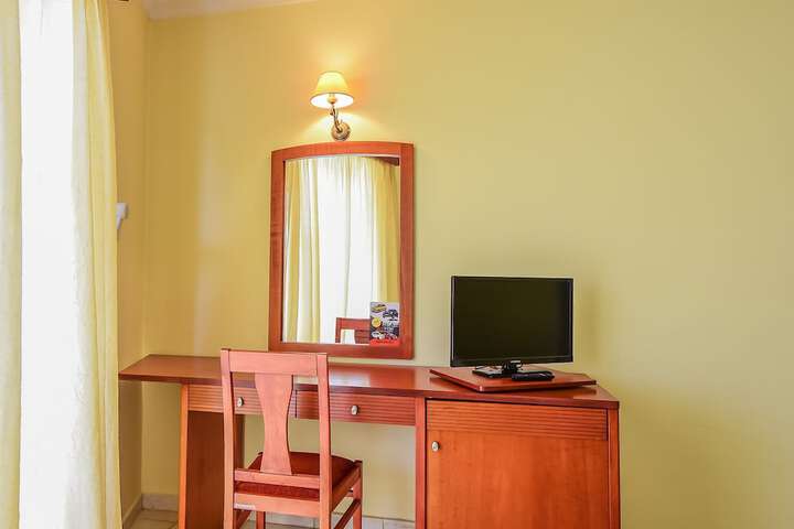 Room 6 of 24