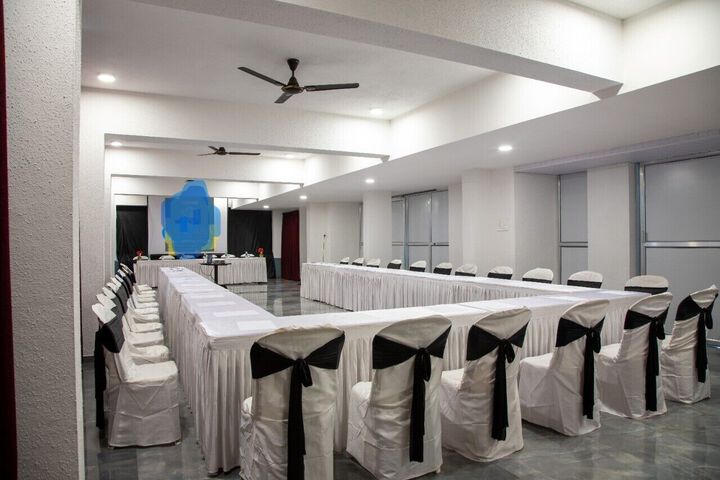 Business Center 4 of 27