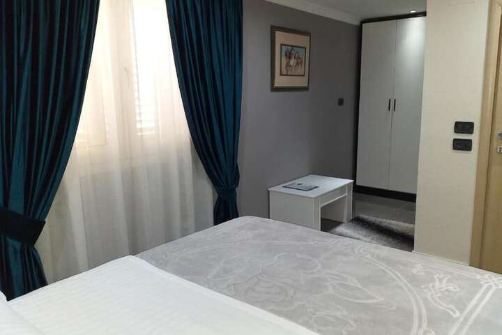 Room 4 of 12