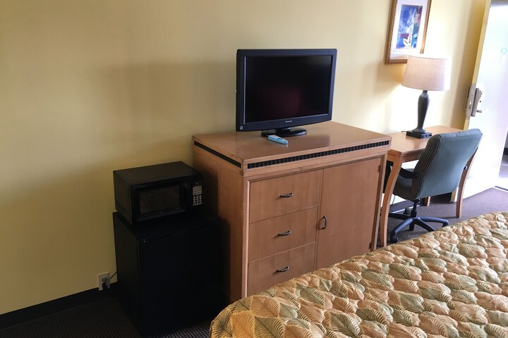 Standard Single Room 1 King Bed Refrigerator, Microwave (5 of 5)