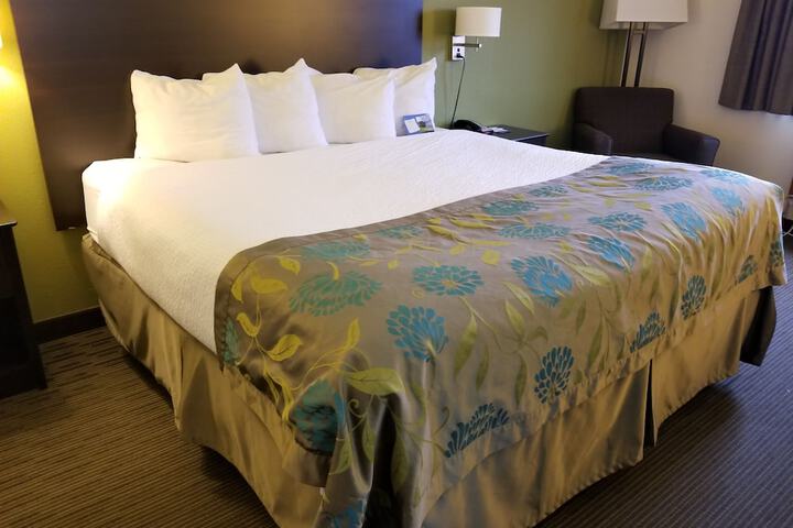 1 Queen Bed (13 of 16)