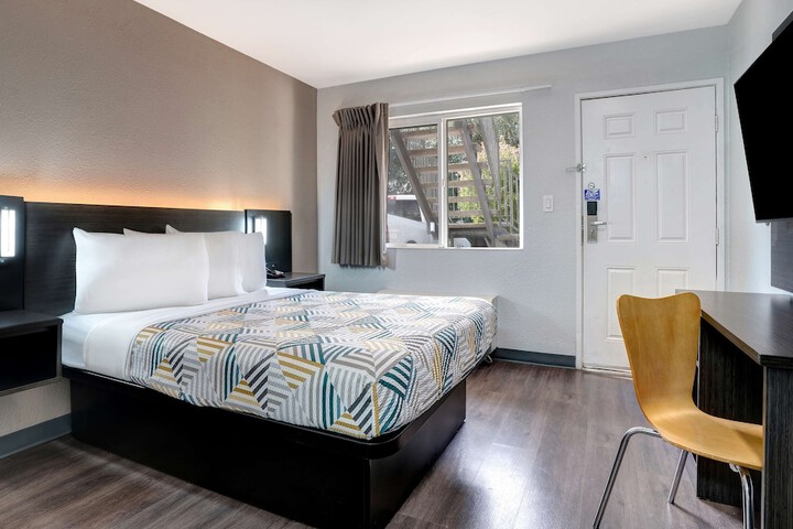 1 Queen Bed (10 of 15)
