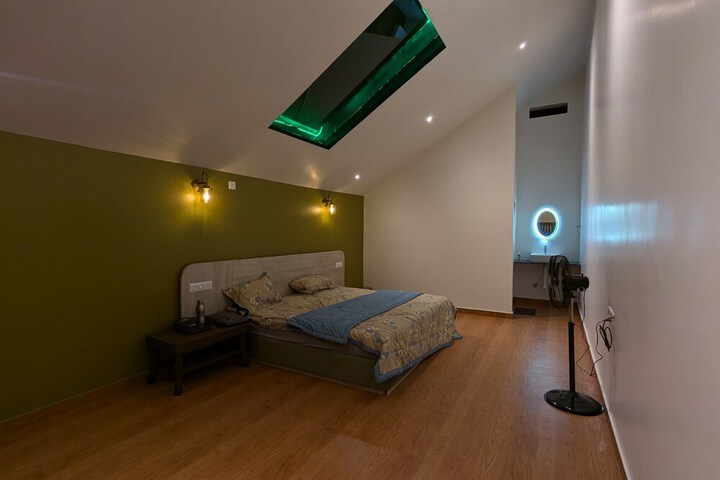 Room 8 of 38