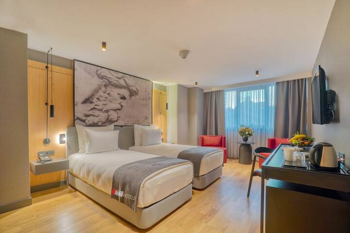 Room 29 of 143