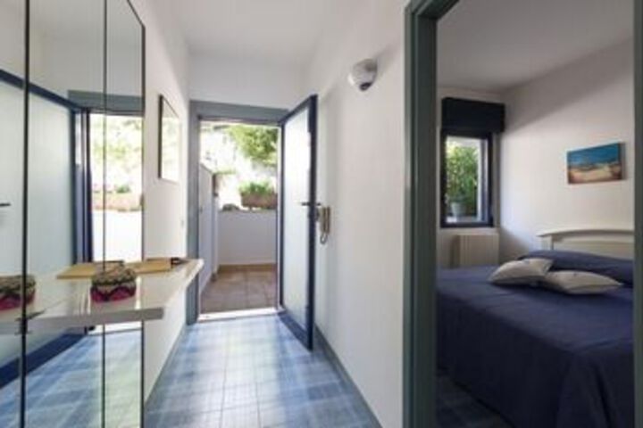Room 4 of 18