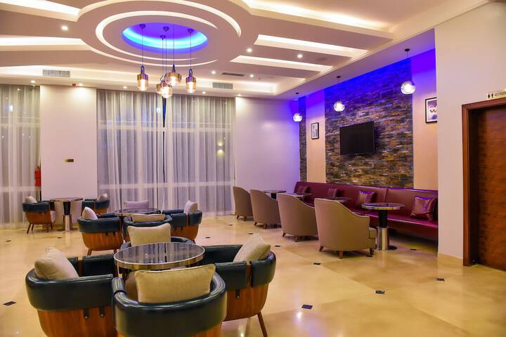 Lounge 38 of 43