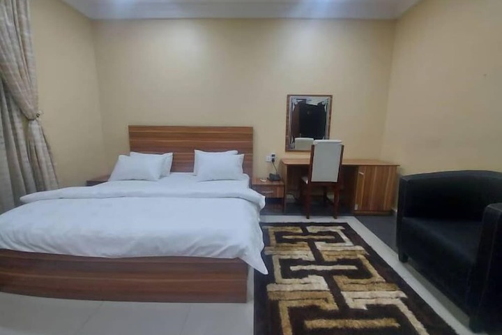 Room 12 of 80