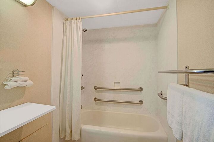 Room 4 of 33