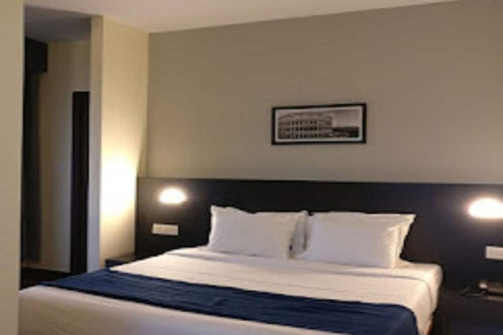 Room 4 of 12